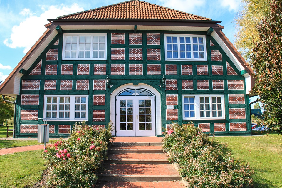 Truss building manor