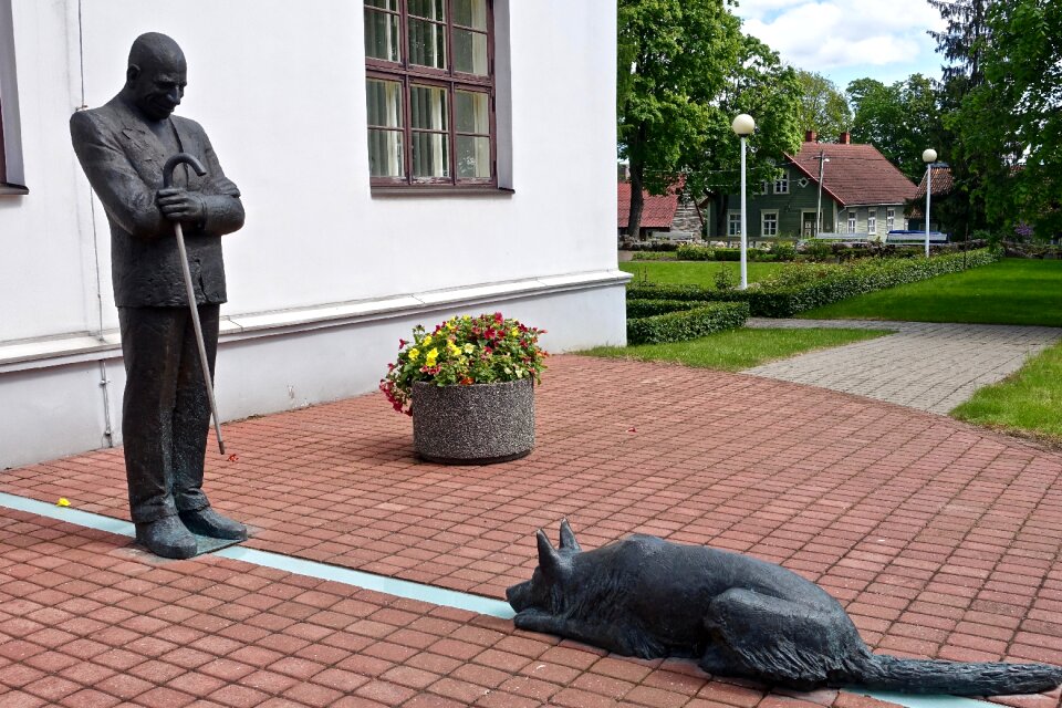 Obedience sculpture monument