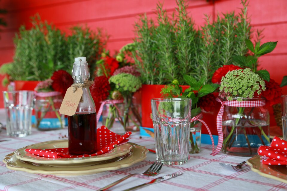 Gedeckter table barbecue herbs