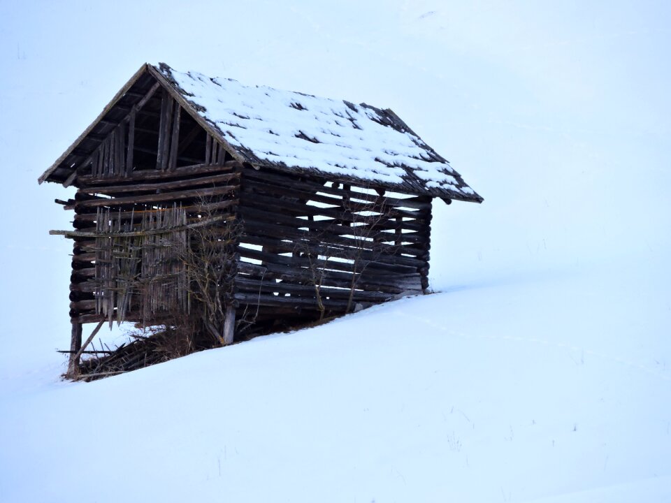 Heustadel wintry field barn