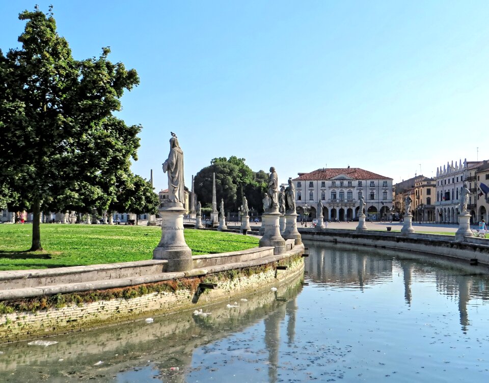 Statues pope river padova