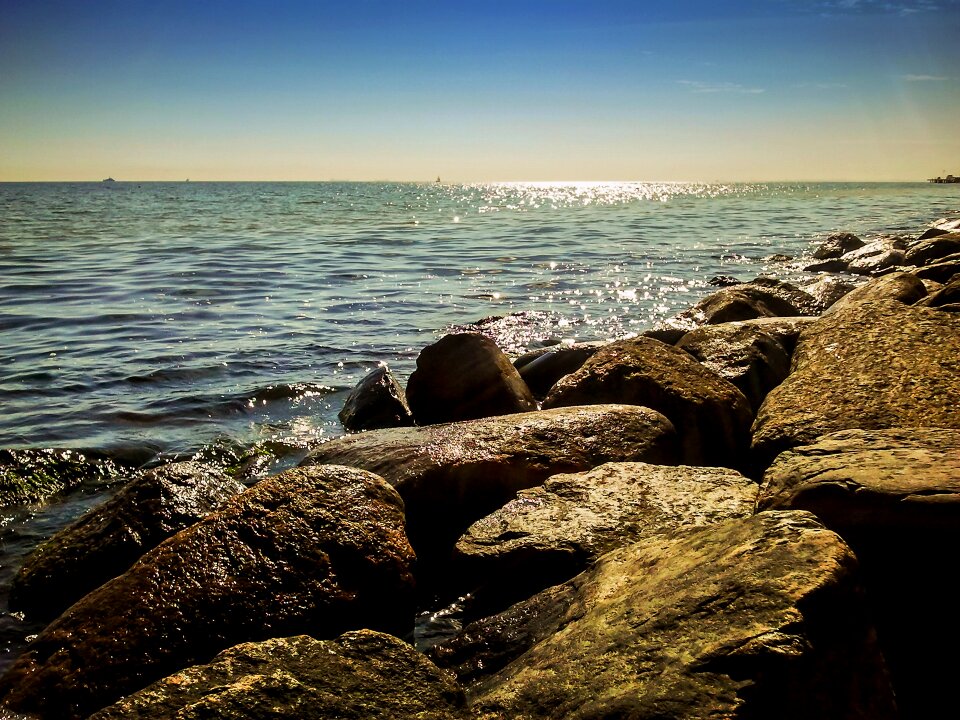 The waves rocks the sun