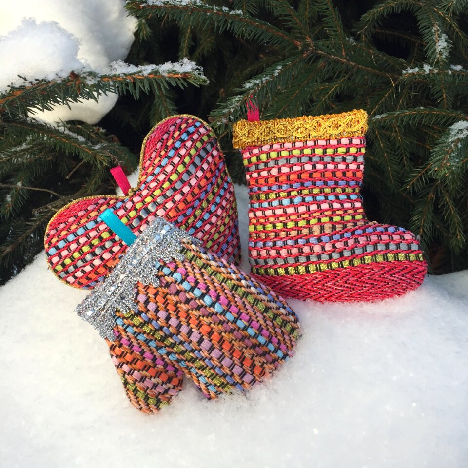 Christmas tree mittens snow