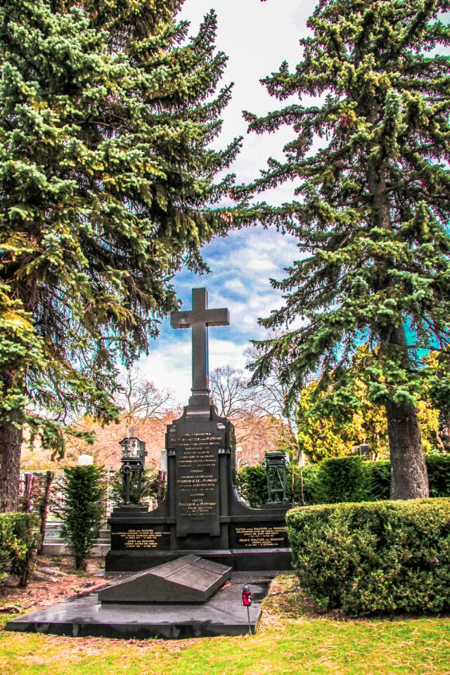 Tomb cross headstone