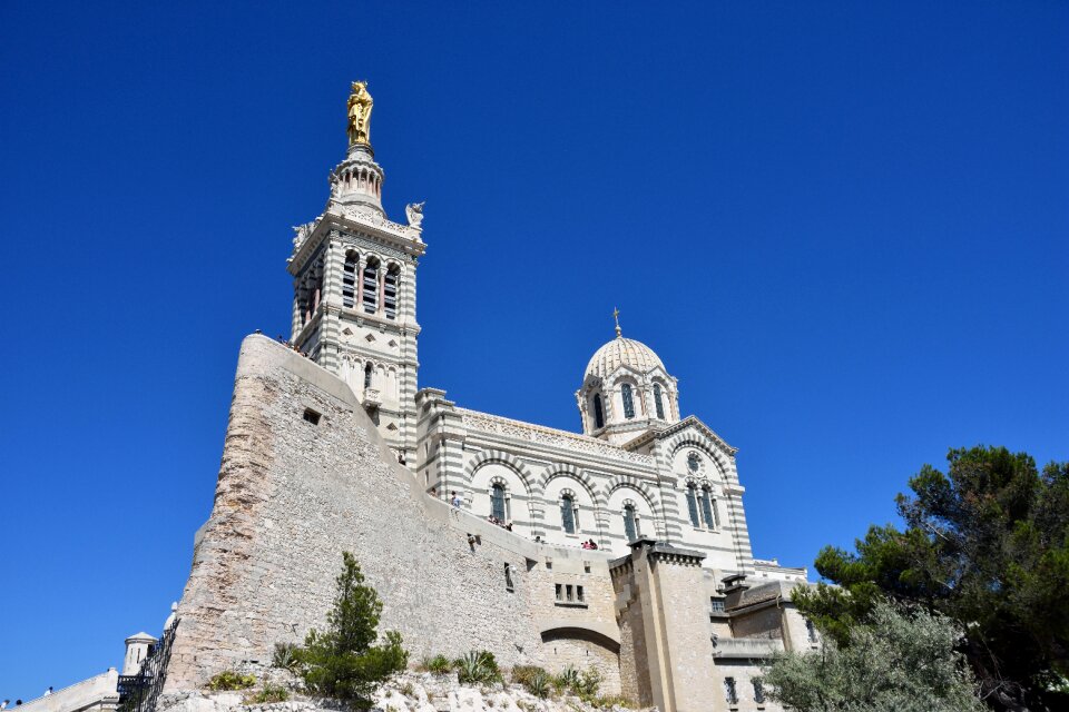 Marseille notre-dame-de-la-garde blue sky