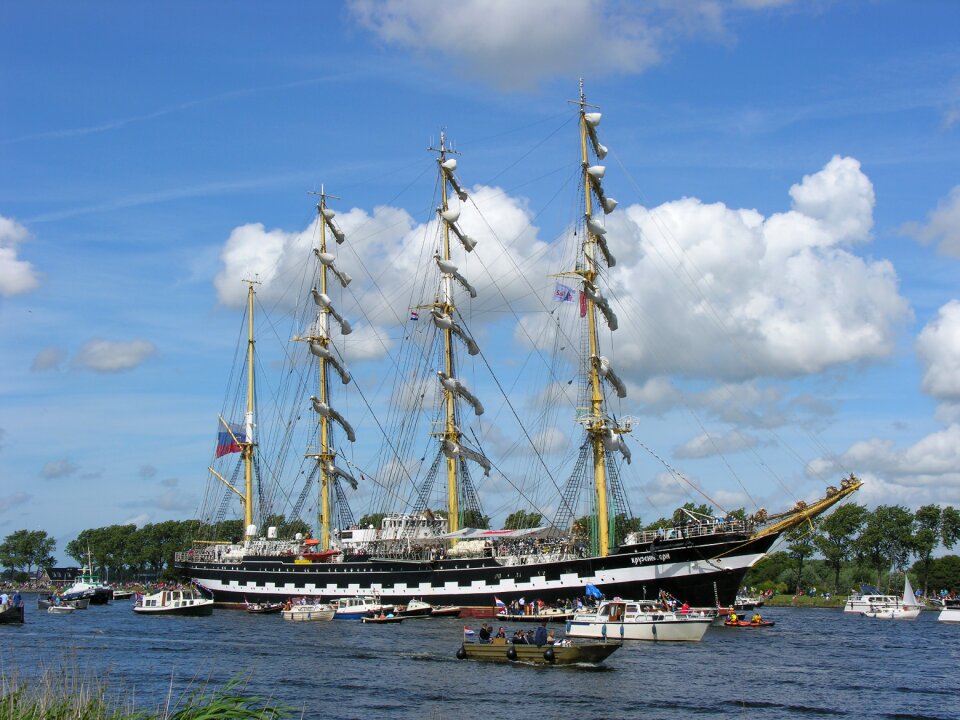 Water shipping ship