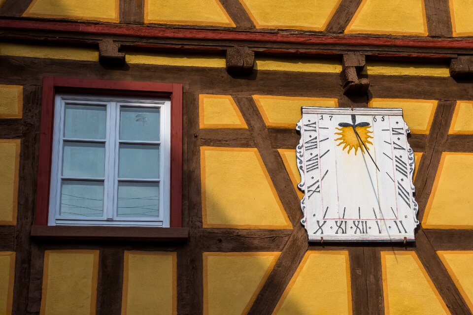 Time indicating time of shadow