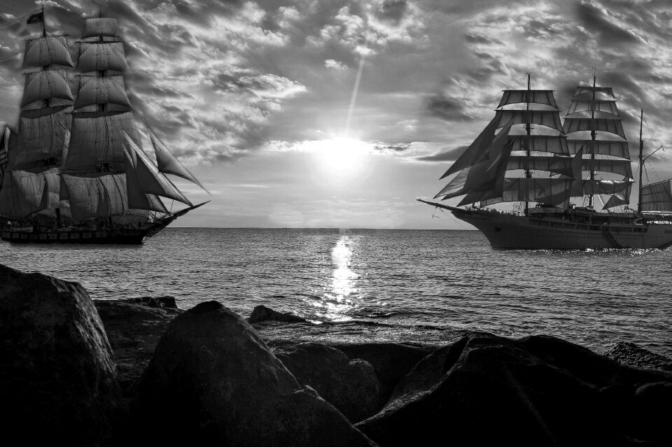 Rock horizon large ships
