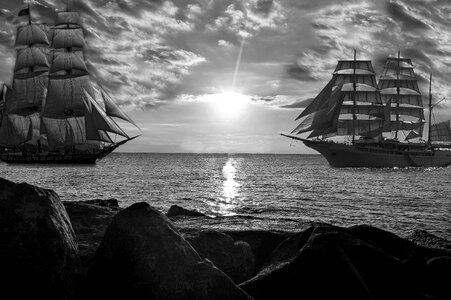 Rock horizon large ships photo