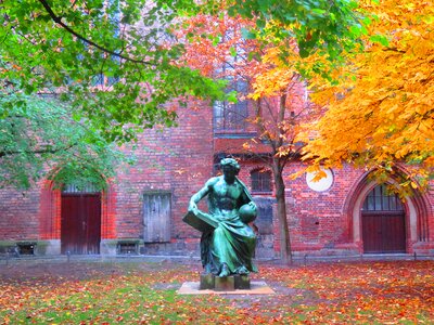 Statue nikolaiviertel autumn photo
