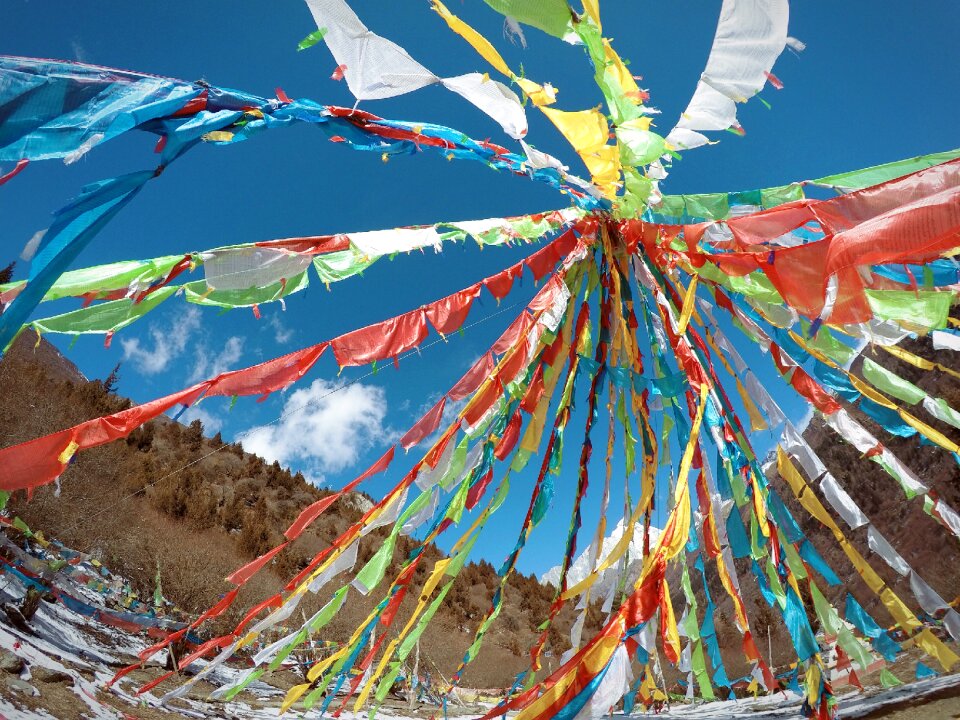 Prayer flags baita the scenery