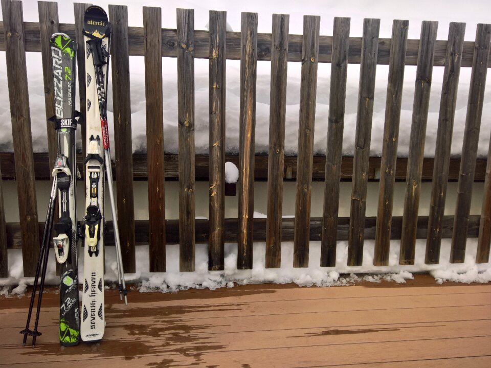 Skiing fence couple