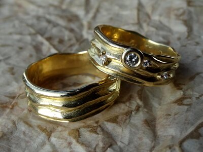 Wedding rings gold diamond