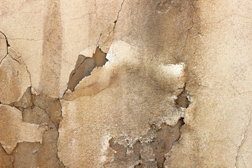 Old broken hauswand