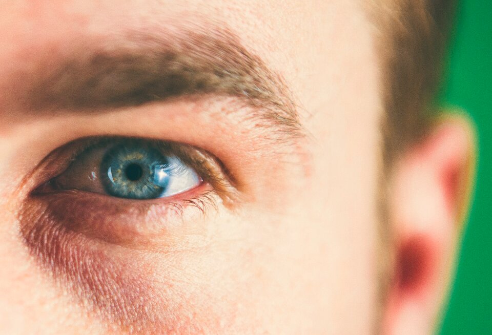 Blue eyes blond iris