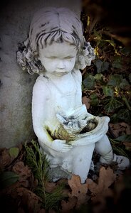 Statue cherub cemetery photo