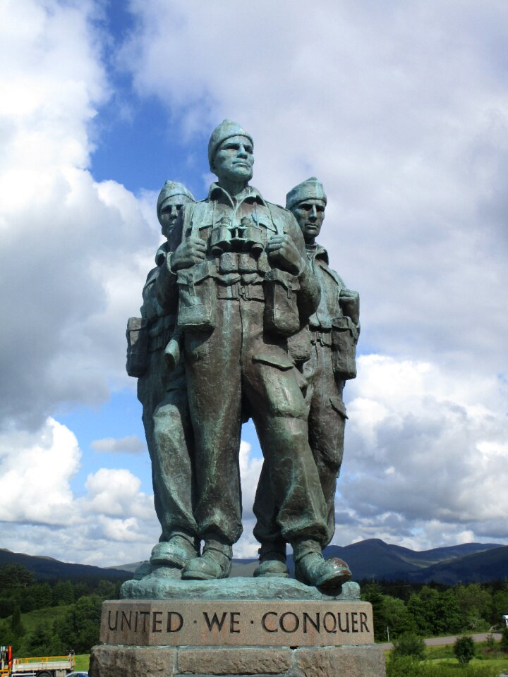 Scottish statue highlands