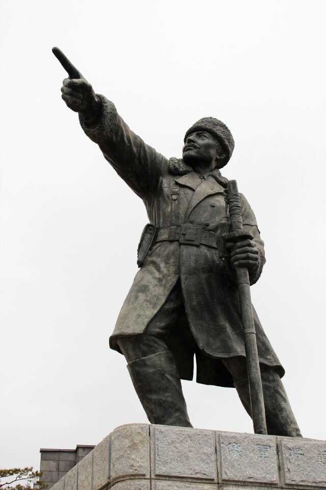 Kim chwa-chin statue statue hong seong