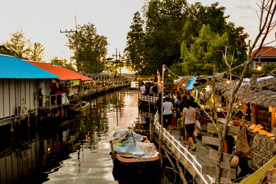 River communities plaza retro market