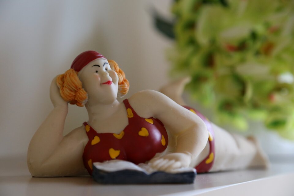 Decoration ornament reading
