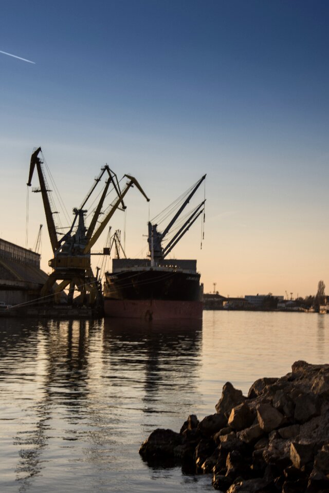 Ship cargo transportation