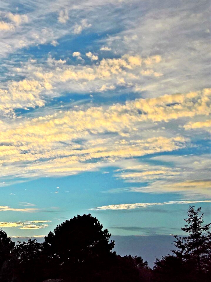 Sky loose wolkenformation illuminated by the sun