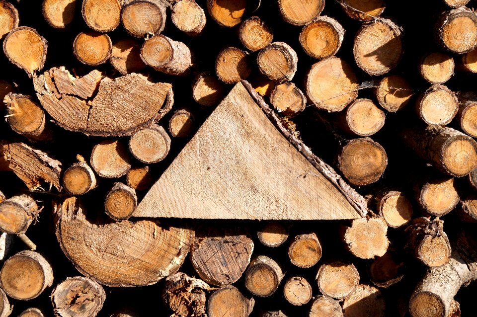 Holzstapel pile of wood combs thread cutting