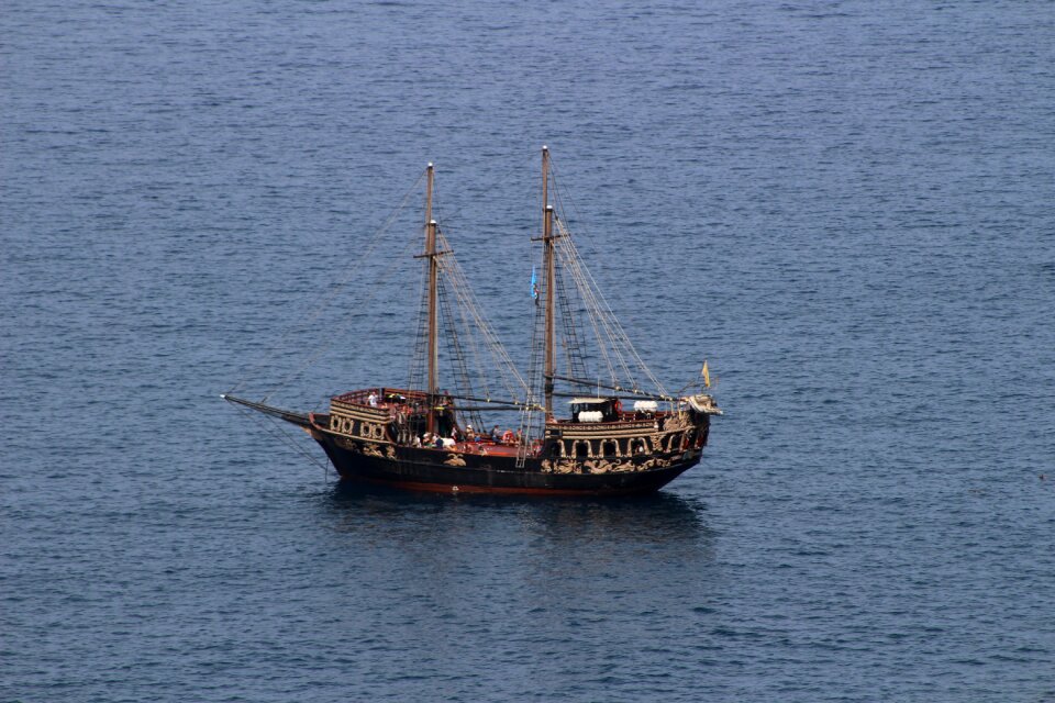 Pirate ship masts sea