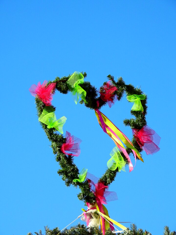 Move maypole celebration