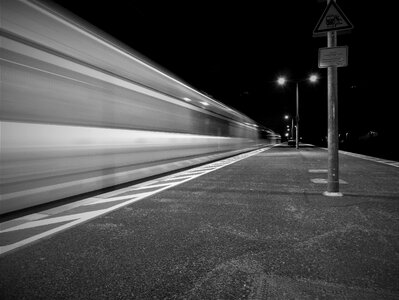Bahnsteigkante speed traffic photo