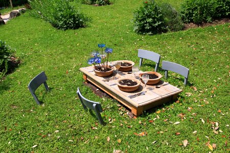Garden plate burried table and chairs