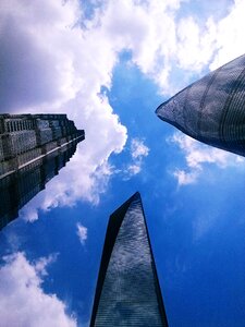 Three-column separation sky building