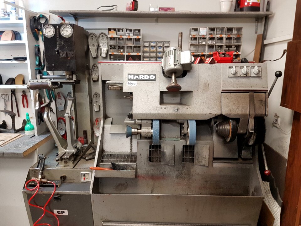 Replace shoes polishing machine shoe repair