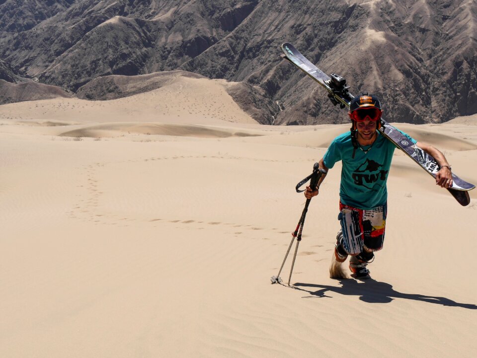 Sandskier ski treeking