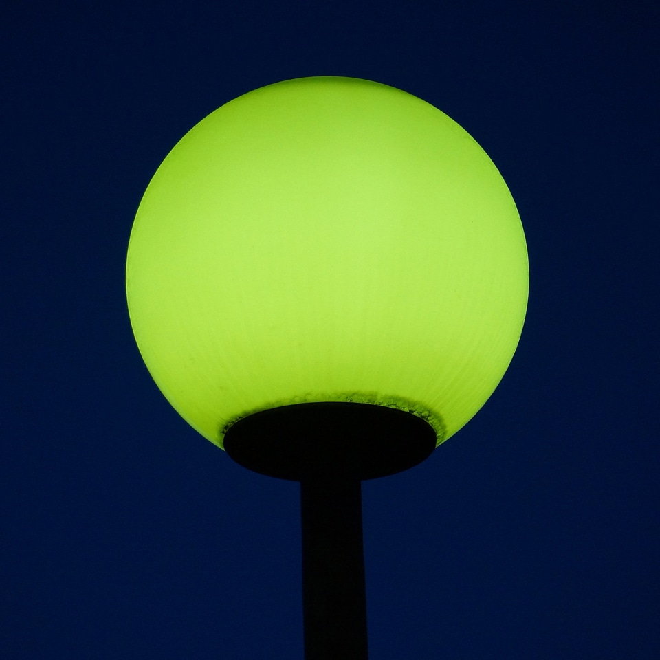 Illuminates the night dark