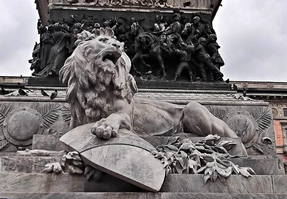 Lion statue monument photo