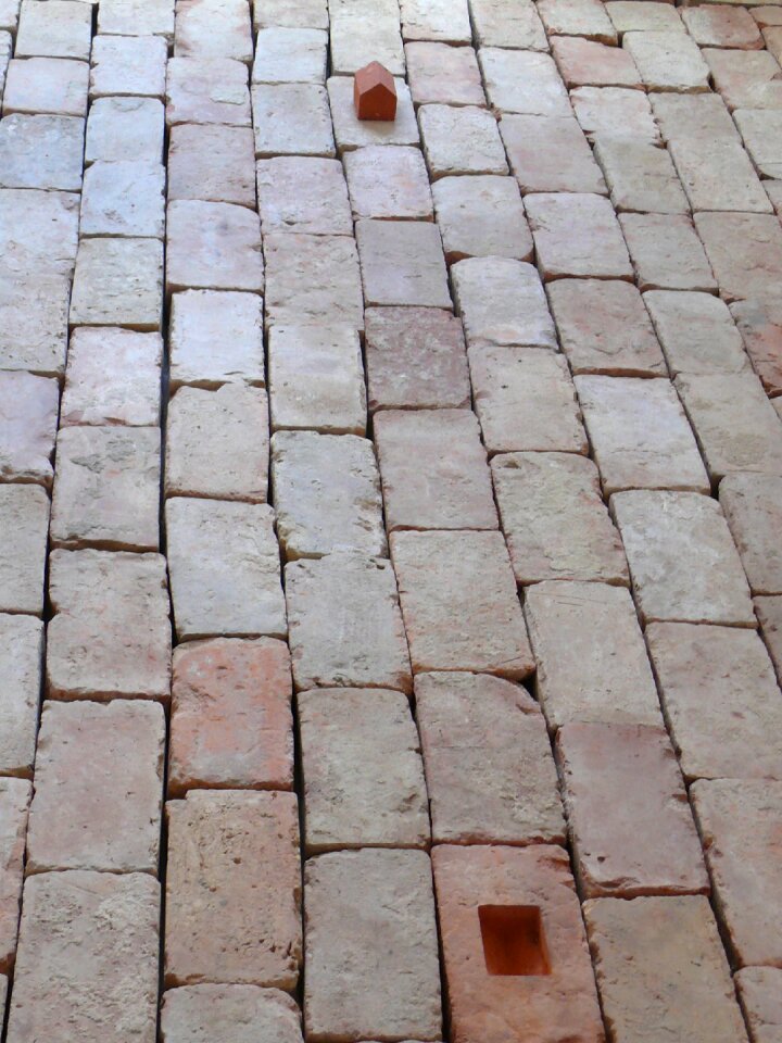 Stones traces building
