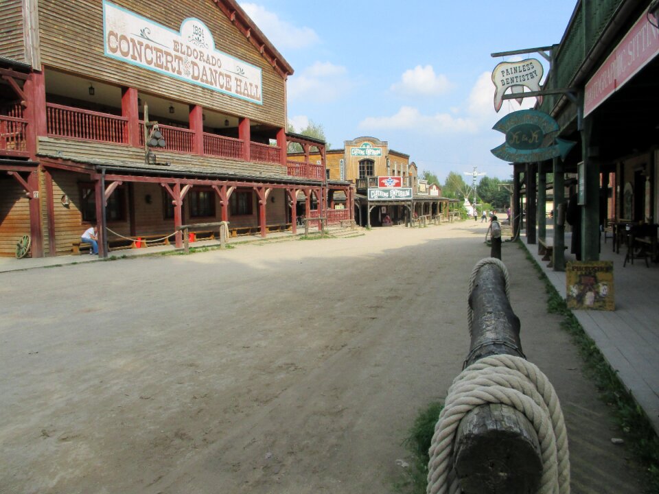 Western road templin