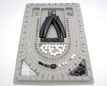 Beading one tray black