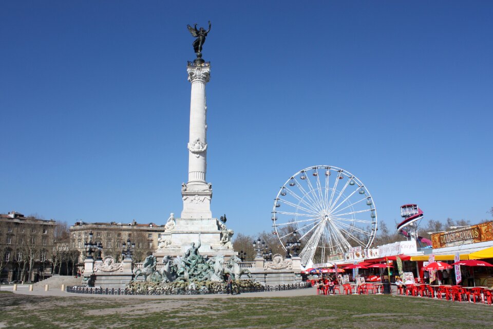 Bordeaux fun fair statue