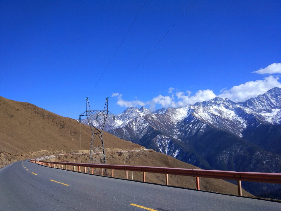 Plateau snow mountain the scenery