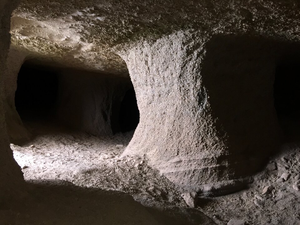 Volcanic caves speleology