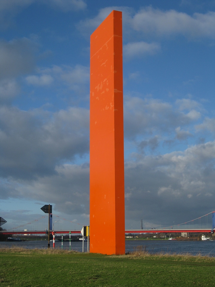 Monument pillar large