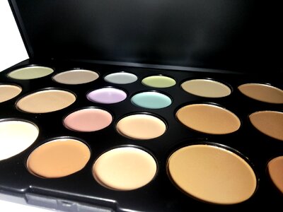 Woman palette palette concealer photo