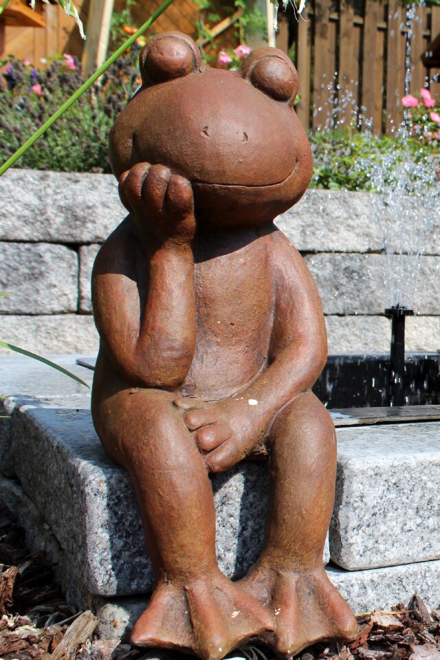 Garden frog figure