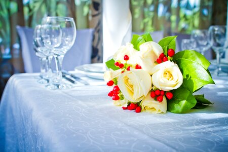 Bouquet wine glasses table photo