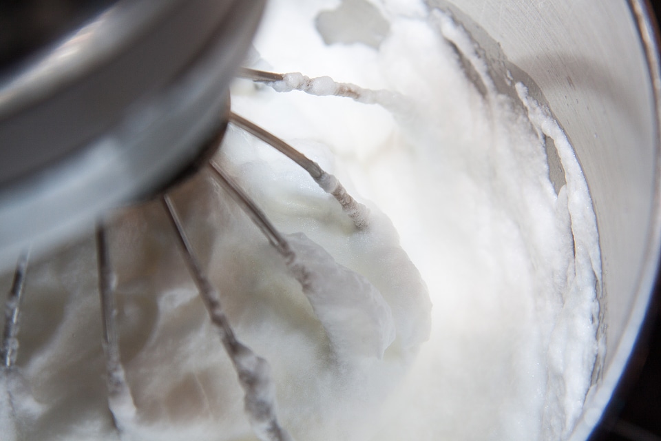 Stir foam stirring device