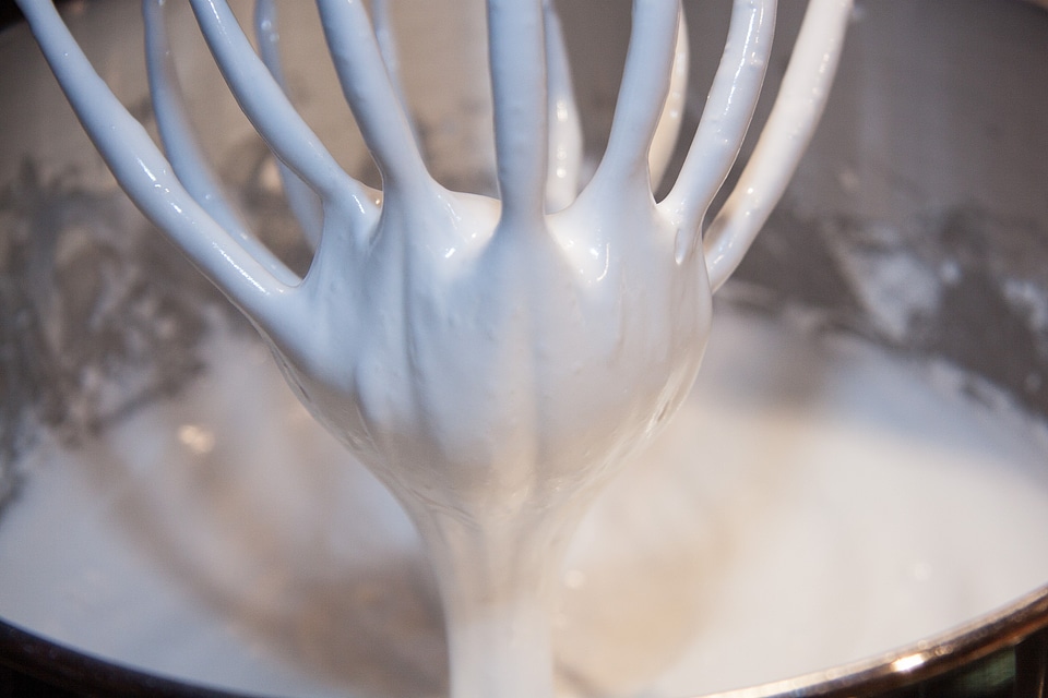 Stir foam stirring device