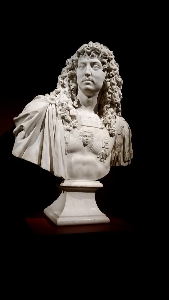 Opulence statue monarchy