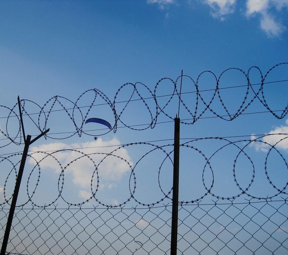 Falling gliding drifting fence